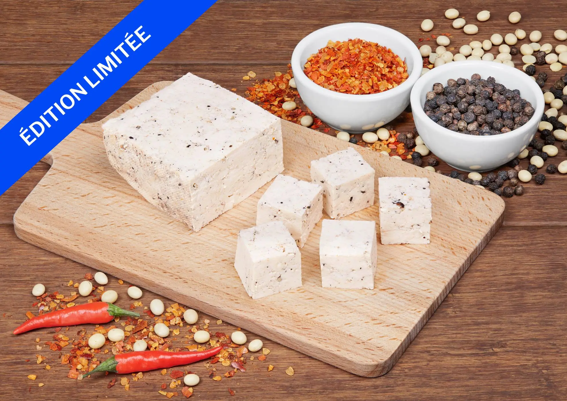 tofu de saison poivre piment sur une planchette en bois